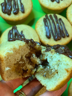 Una foto de Muffins de banana rellenos con dulce de leche y nuez súper húmedos y esponjosos