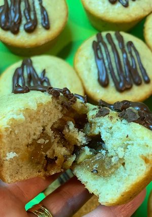 Una foto de Muffins de banana rellenos con dulce de leche y nuez súper húmedos y esponjosos