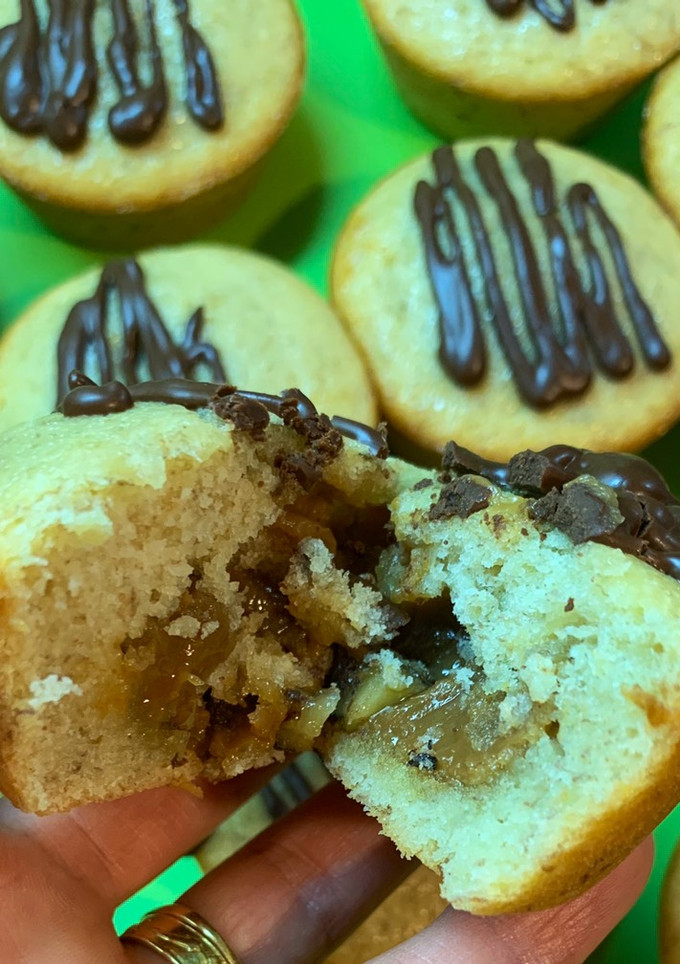Una foto de Muffins de banana rellenos con dulce de leche y nuez súper húmedos y esponjosos