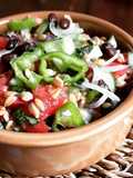 Insalata di farro con fagioli neri e verdure estive