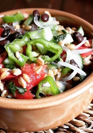 Foto di Insalata di farro con fagioli neri e verdure estive