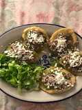 Huaraches de frijol con salsa verde, bistec y queso