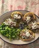 Huaraches de frijol con salsa verde, bistec y queso