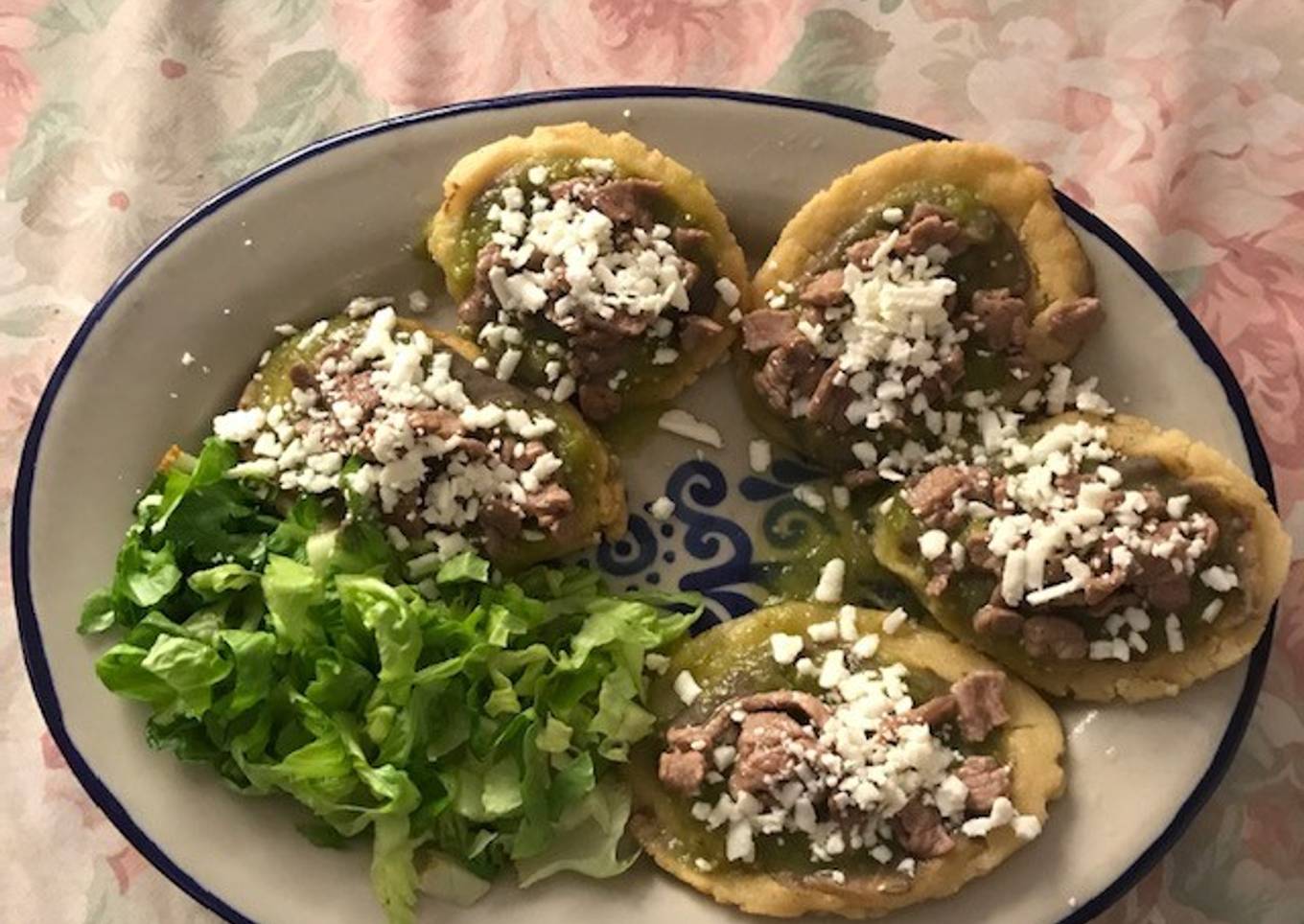 Huaraches de frijol con salsa verde, bistec y queso