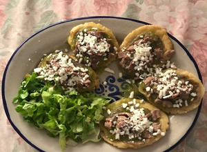 Una foto de Huaraches de frijol con salsa verde, bistec y queso