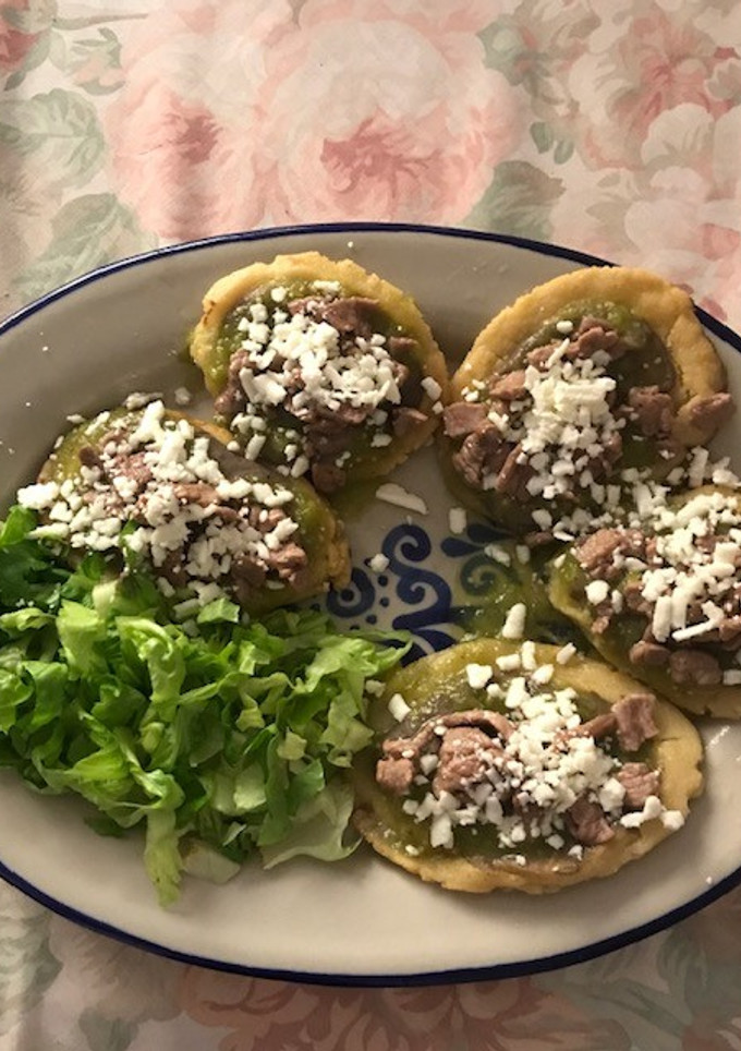 Una foto de Huaraches de frijol con salsa verde, bistec y queso