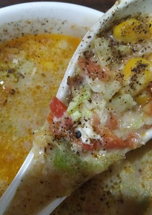A picture of Egg drop veggies soup.