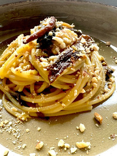 Foto di Spaghetti con crema di miso, funghi shiitake e nocciole pestate