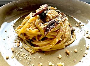 Foto di Spaghetti con crema di miso, funghi shiitake e nocciole pestate