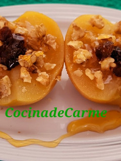 Una foto de Manzanas asadas en microondas con nueces y miel