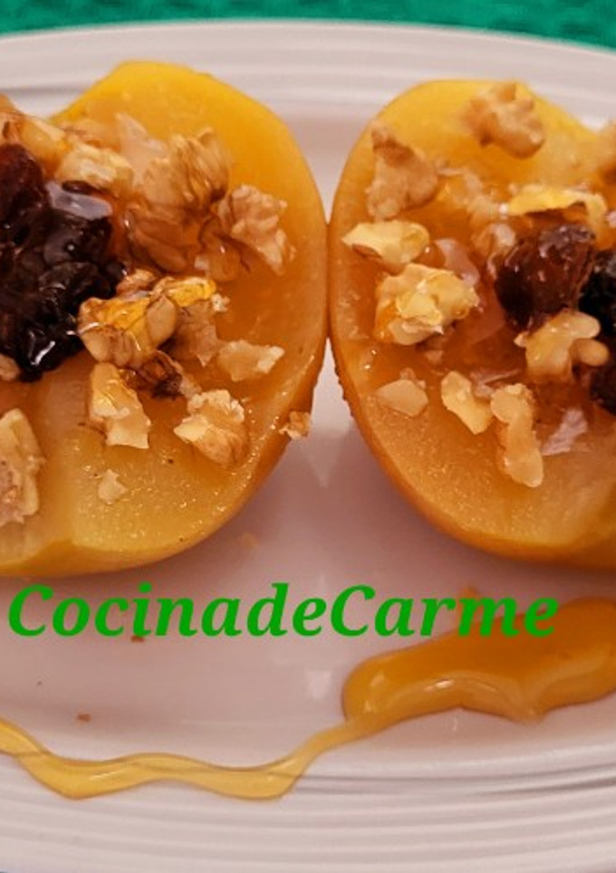 Una foto de Manzanas asadas en microondas con nueces y miel