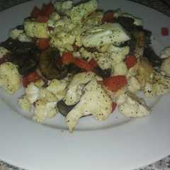 Una foto de Ensalada de coliflor y hongos