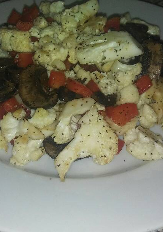 Una foto de Ensalada de coliflor y hongos