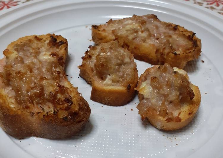 Crostini salsiccia e stracchino