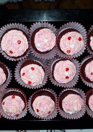 Una foto de Cupcake RED VELVET, relleno con mermelada de frutos rojos