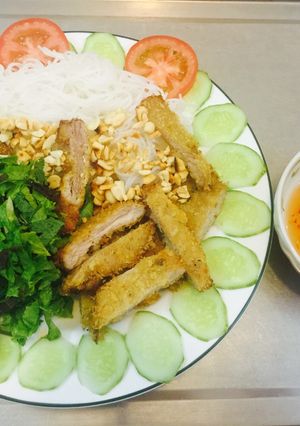 Hình của món Bún thịt thăn chiên xù.