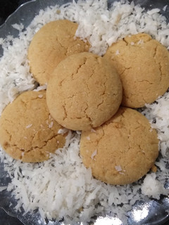 કોકોનેટ કૂકીસ (coconut cookies Recipe In Gujarati( રેસીપી મુખ્ય ફોટો