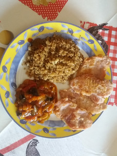 Una foto de Plato combinado con lomo de cerdo, quinoa y fritada de verduras