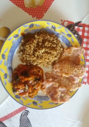 Una foto de Plato combinado con lomo de cerdo, quinoa y fritada de verduras
