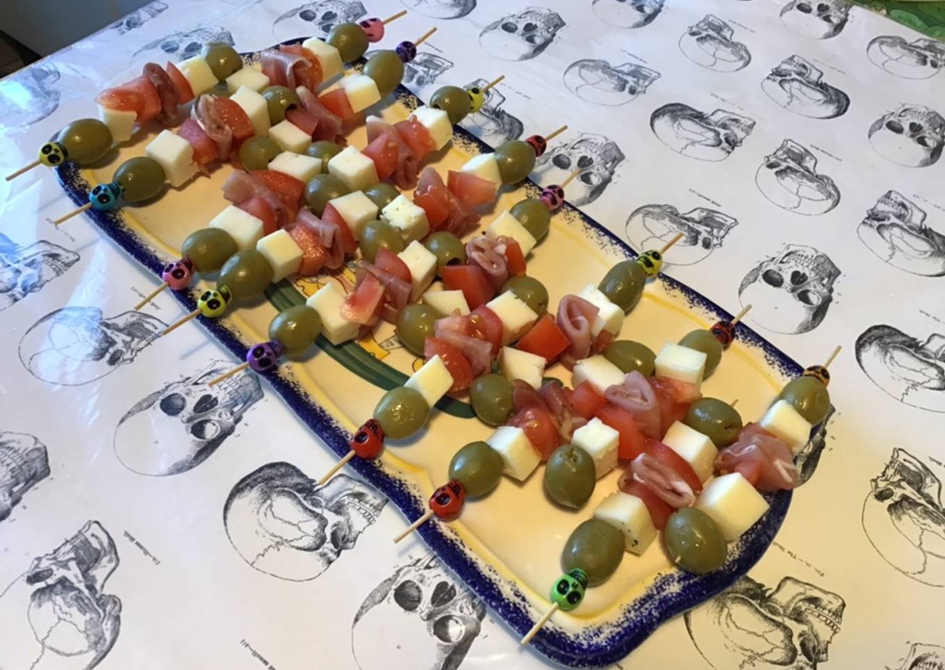 Brochettes apéritives aux olives vertes, tomate, jambon cru et tome des Pyrénées