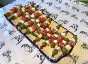 Une photo de Brochettes apéritives aux olives vertes, tomate, jambon cru et tome des Pyrénées