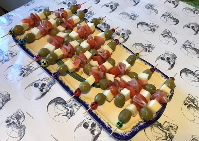 Brochettes apéritives aux olives vertes, tomate, jambon cru et tome des  Pyrénées de Mila Skull - Cookpad