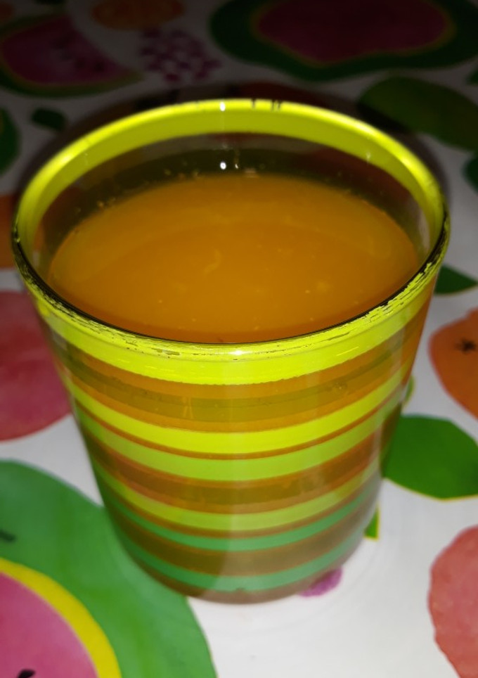 Una foto de Zumo de mandarina y limón con curcúma y pimienta negra