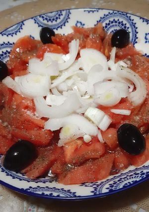 Une photo de Salade tomate oignon olives noires 🍴