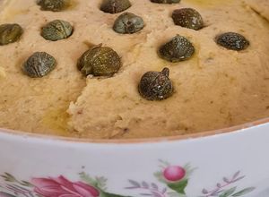 Una foto de Hummus con alcaparras y jengibre fresco
