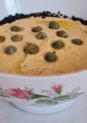 Una foto de Hummus con alcaparras y jengibre fresco