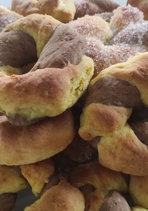 Una foto de Rosquitos bicolor (naranja y chocolate)