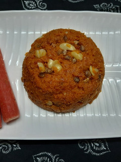 झटपट होणारा गाजर हलवा (gajar halwa recipe in marathi) रेसिपी चे मुख्य फोटो