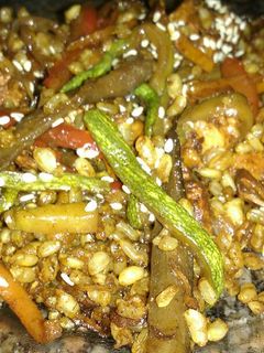 Una foto de Wok de pollo y arroz yamaní