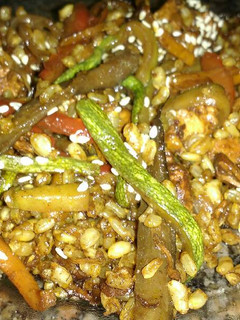Una foto de Wok de pollo y arroz yamaní
