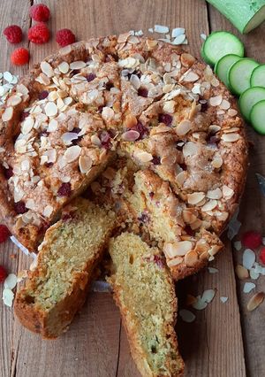 Foto di Torta morbida di zucchine e lamponi