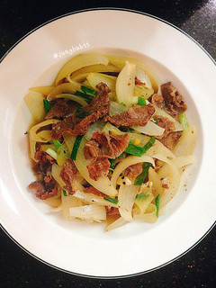 A picture of Beef Stir-Fry with Onions 🍛 🍚.