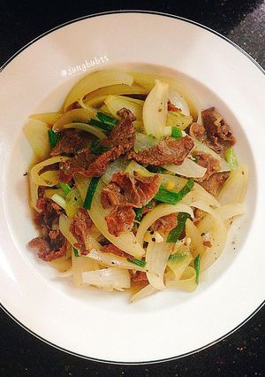 A picture of Beef Stir-Fry with Onions 🍛 🍚.