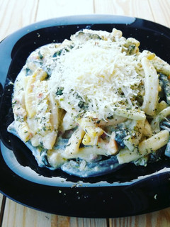 Una foto de Pasta de colores con calabacín en salsa de queso y jamón curado