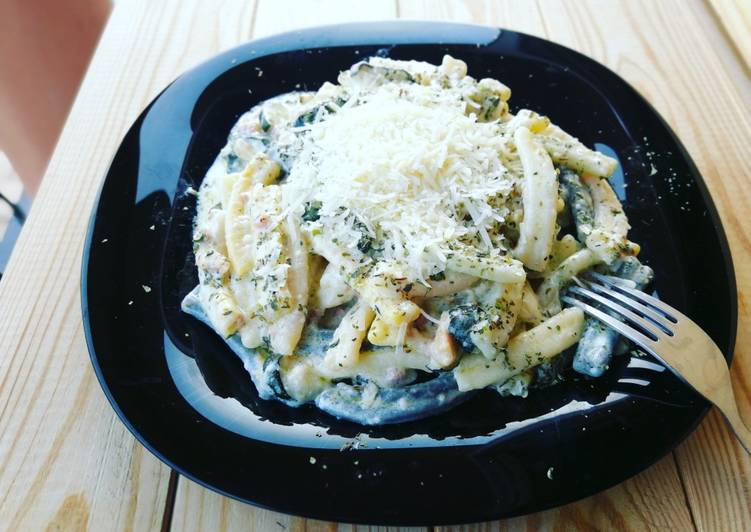 Pasta de colores con calabacín en salsa de queso y jamón curado