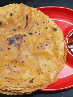 लोणच्याच्या खारा चे थेपले (Lonchyachya Kharache Thepla Recipe In Marathi) रेसिपी चे मुख्य फोटो
