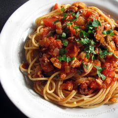 A picture of Spaghetti Puttanesca with Canned Mackerel.