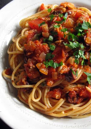 A picture of Spaghetti Puttanesca with Canned Mackerel.