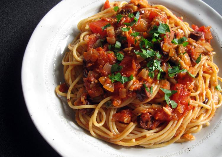 Steps to Prepare Super Quick Homemade Spaghetti Puttanesca with Canned Mackerel