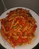 Fideos con salsa de vienesas