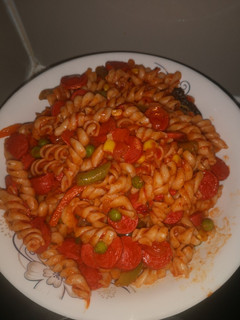Una foto de Fideos con salsa de vienesas