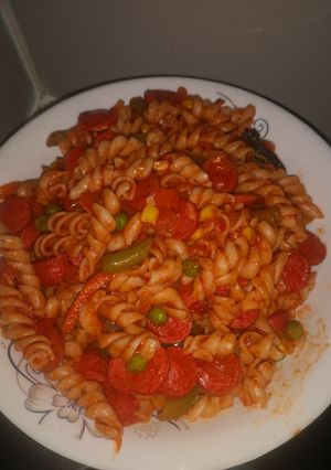 Una foto de Fideos con salsa de vienesas