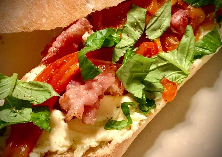 Ланч по-голландски или бутерброд с сыром Камембер и беконом