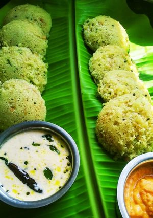 সুজি আর সেমোলিনা ইডলি (sooji semolina idli recipe in Bengali) রেসিপির প্রধান ছবি