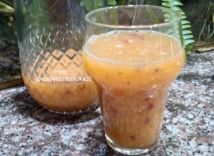 Une photo de Cocktail fruité avec la pulpe d'orange 🍊 et la chair de fraise 🍓
