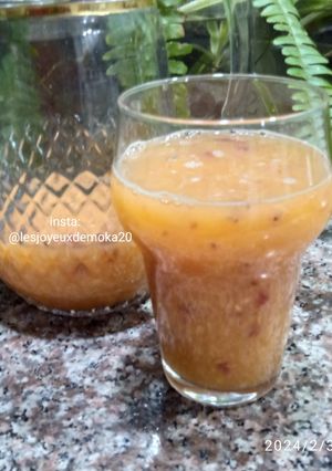 Une photo de Cocktail fruité avec la pulpe d'orange 🍊 et la chair de fraise 🍓